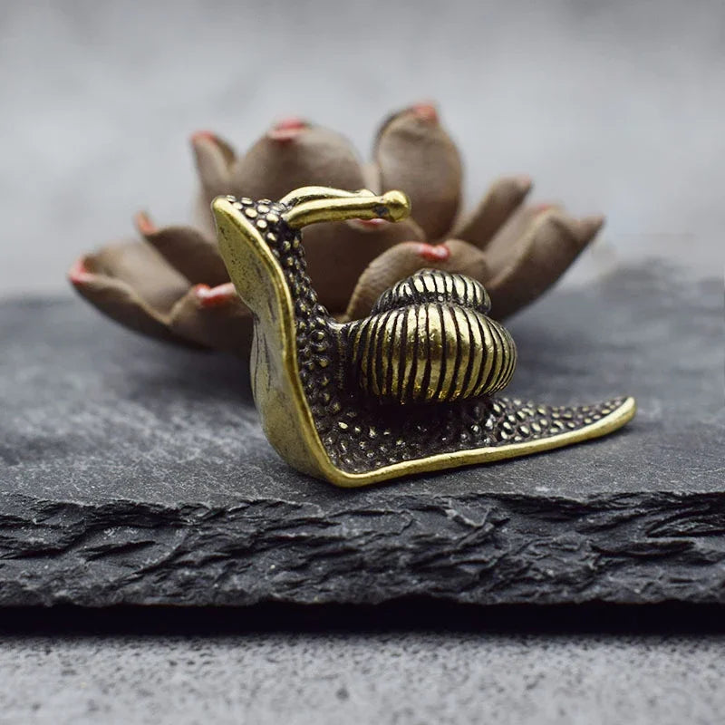 Petite sculpture escargot décorative – Ornement miniature