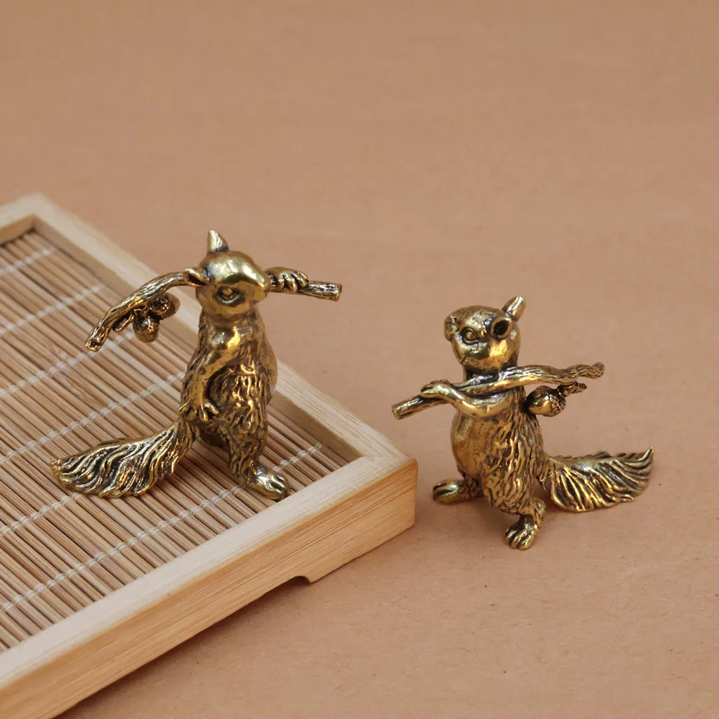 Petite sculpture écureuil décorative – Ornement pour bibliothèque