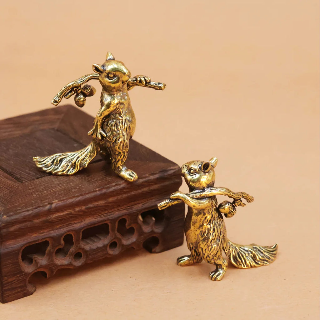 Petite sculpture écureuil décorative – Ornement pour bibliothèque