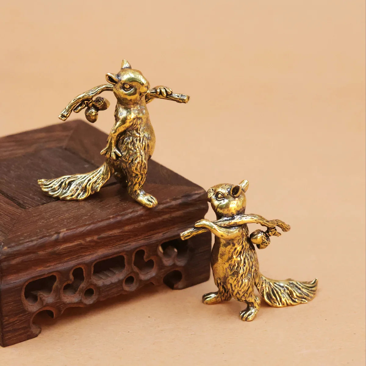 Petite sculpture écureuil décorative – Ornement pour bibliothèque