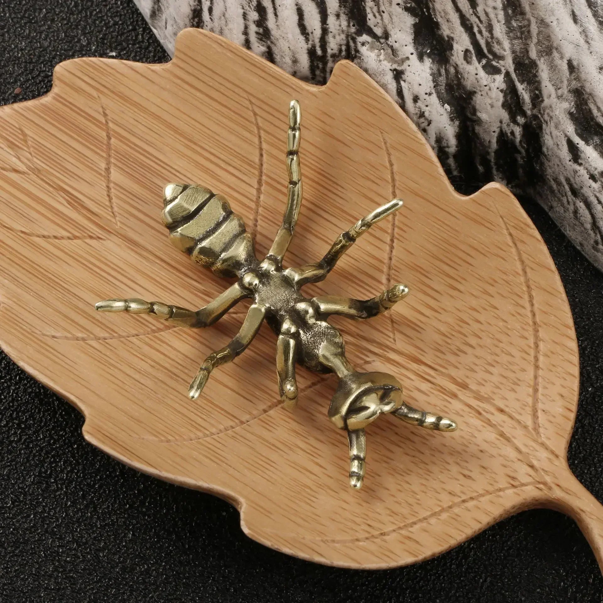 Petite sculpture fourmi décorative – Ornement miniature