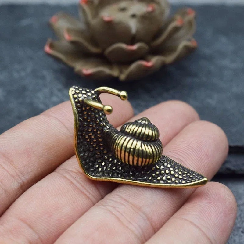 Petite sculpture escargot décorative – Ornement miniature