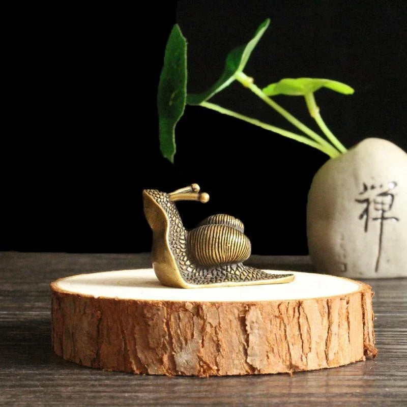 Petite sculpture escargot décorative – Ornement miniature