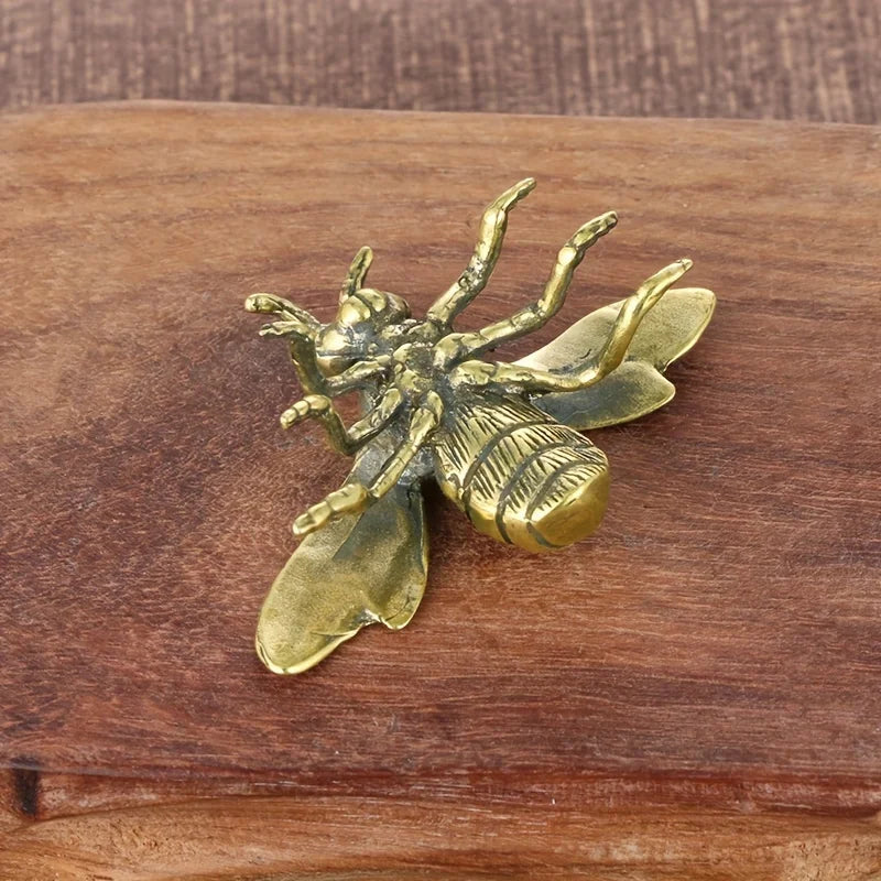 Petite sculpture abeille décorative – Ornement miniature