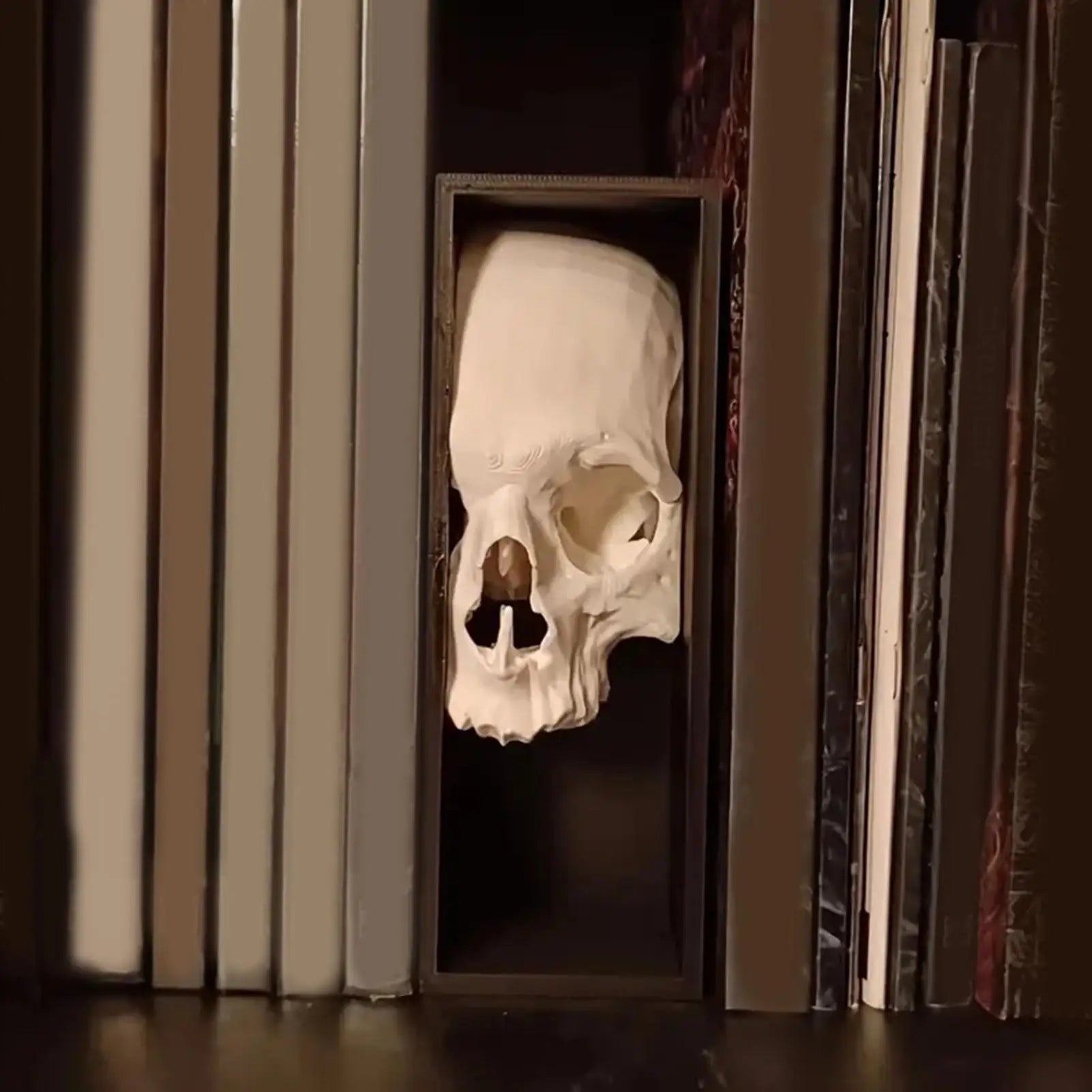 Serre-livre crâne sombre – Sculpture mystérieuse décorative