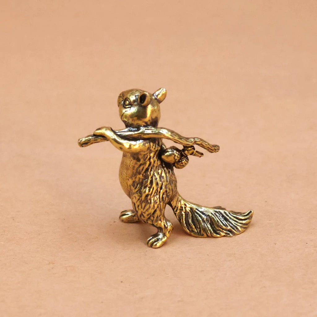 Petite sculpture écureuil décorative – Ornement pour bibliothèque