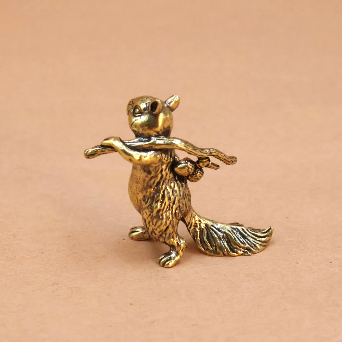 Petite sculpture écureuil décorative – Ornement pour bibliothèque